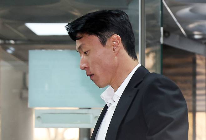 14일 불법촬영 혐의로 서울중앙지법에서 열린 1심 선고 기일에 출석하기 위해 모습을 드러낸 황의조