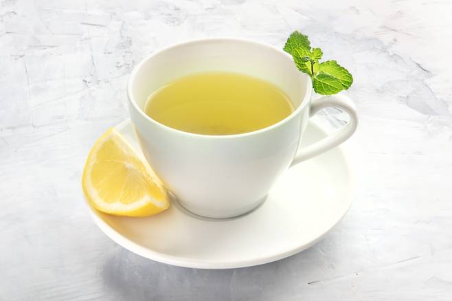항산화 성분이 풍부한 녹차에 레몬을 넣어 먹으면 살을 빼는 데 효과를 얻을 수 있다. [사진=게티이미지뱅크]