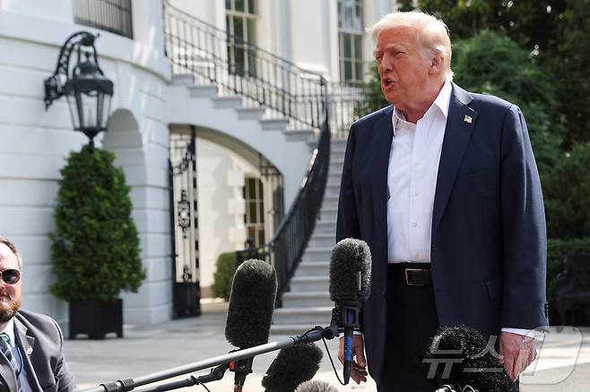 11일(현지시간) 도널드 트럼프 미국 대통령이 홍수 피해를 입은 텍사스주로 출발하기 전 백악관에서 기자들의 질문에 답하고 있다. 2025.07.11 ⓒ 로이터=뉴스1 ⓒ News1 김지완 기자