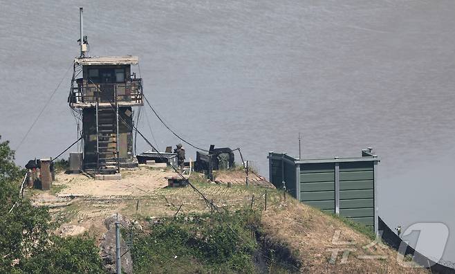 우리 군이 대북 확성기 방송을 중단하자 북한도 대남 소음 방송을 멈춘 것으로 확인됐다. 합동참모본부는 12일 오전 "오늘 북한의 대남 소음 방송이 청취 된 지역은 없다＂라며 ＂군은 북한의 관련 동향을 예의주시하고 있다＂라고 밝혔다. 사진은 12일 경기 파주 접경지역 우리 측 초소에 설치된 대북 확성기. 2025.6.12/뉴스1 ⓒ News1 김도우 기자