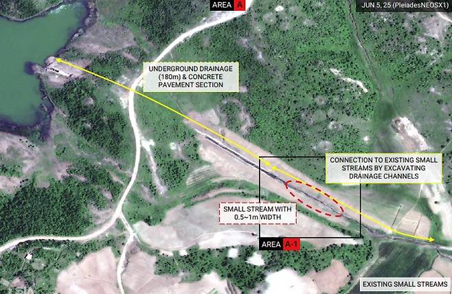 폐수가 버려진 연못에서 지하 배수로까지의 거리와 폭 0.5~1m의 배수로 등을 촬영한 위성 사진. ( nK Insight 보고서 갈무리)/뉴스1 ⓒ News1 유민주 기자