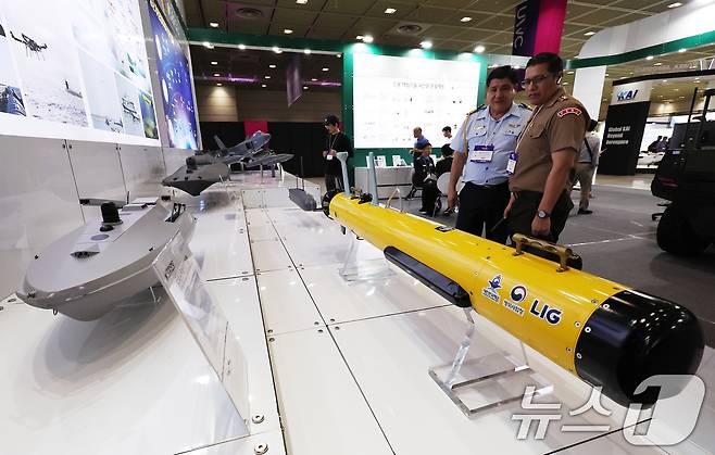 지난 9일 서울 강남구 코엑스에서 열린 '2025 무인이동체산업엑스포(UWC 2025)'에서 외국인 관람객들이 해군 첨단 무기체계를 살펴보고 있다. 2025.7.9/뉴스1 ⓒ News1 구윤성 기자