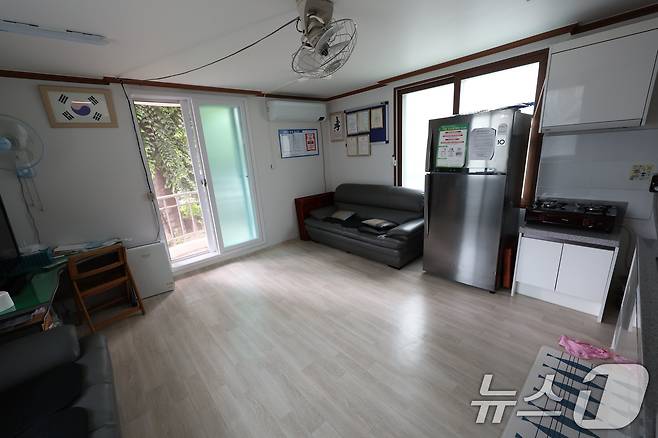 폭염경보가 발효된 8일 오전 광주 북구 오치동의 한 아파트에 위치한 무더위쉼터가 텅텅 비어 있다. 2025.7.8/뉴스1 ⓒ News1 박지현 기자