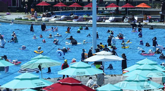 무더운 날씨를 보인 22일 서울 광진구 뚝섬야외수영장에서 시민들이 즐거운 시간을 보내고 있다. /뉴스1 ⓒ News1 김도우 기자