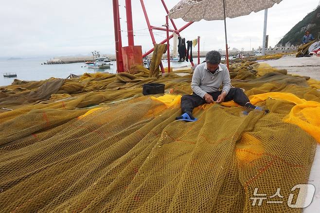 멸치잡이 조업을 앞두고 죽항도 주민이 낭장망 그물코를 손질하고 있다.  2025.7.11/뉴스1 ⓒ News1 조영석 기자