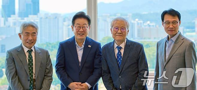 이재명 대통령이 11일 서울 용산 대통령실 청사에서 열린 언론인 오찬 회동에서 참석자들과 함께 기념촬영을 하고 있다. 왼쪽부터 정규재 전 한국경제신문 주필, 이 대통령, 조갑제 전 월간조선 편집장, 이규연 홍보소통수석. (대통령실 제공. 재판매 및 DB 금지) 2025.7.11/뉴스1