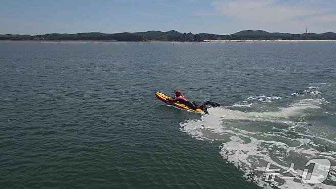 동력구조보드로 표류자 구조에 나서는 해경(태안해경 제공) /뉴스1