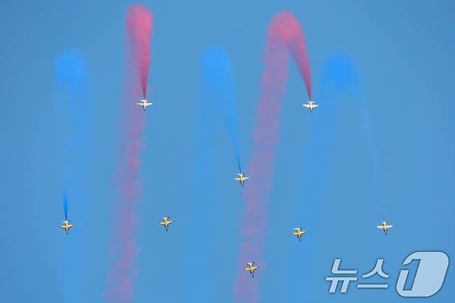 12일 오전 서울 반포한강공원 일대에서 공군 특수비행팀 블랙이글스가 제1회 방위산업의 날 계기 시민 참여 페스티벌을 기념해 에어쇼를 펼치고 있다. 2025.7.12/뉴스1 ⓒ News1 신웅수 기자
