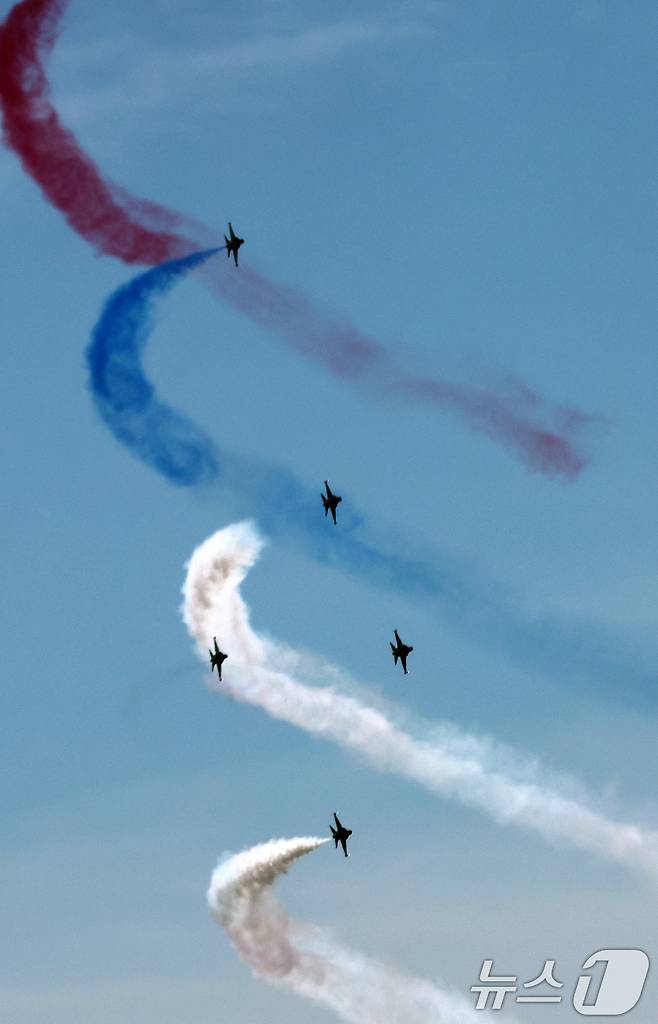 12일 오전 서울 시내 상공에서 공군 특수비행팀 블랙이글스가 제1회 방위산업의 날 계기 시민 참여 페스티벌을 기념해 에어쇼를 펼치고 있다. 2025.7.12/뉴스1 ⓒ News1 이동해 기자