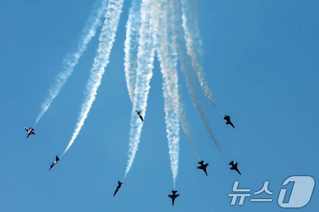 12일 오전 서울 시내 상공에서 공군 특수비행팀 블랙이글스가 제1회 방위산업의 날 계기 시민 참여 페스티벌을 기념해 에어쇼를 펼치고 있다. 2025.7.12/뉴스1 ⓒ News1 이동해 기자