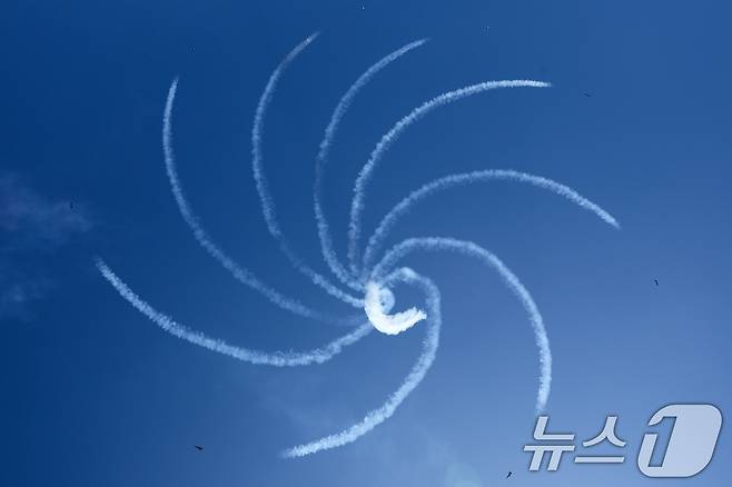 12일 오전 서울 반포한강공원 일대에서 공군 특수비행팀 블랙이글스가 제1회 방위산업의 날 계기 시민 참여 페스티벌을 기념해 에어쇼를 펼치고 있다. 2025.7.12/뉴스1 ⓒ News1 신웅수 기자