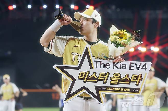 12일 대전 한화생명 볼파크에서 열린 ‘2025 신한 SOL뱅크 KBO 올스타전’에서 미스터 올스타에 선정된 LG 박동원이 트로피에 키스를 하고 있다. 2025.7.12/뉴스1 ⓒ News1 김진환 기자