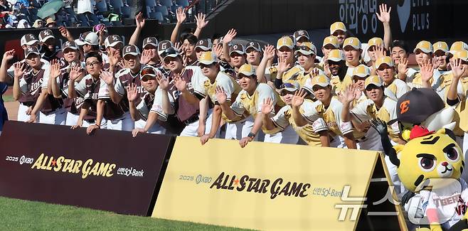 12일 오후 대전 한화생명볼파크에서 열린 '2025 신한 SOL Bank KBO 올스타전'에서 선수들이 기념촬영 하고 있다. 2025.7.12/뉴스1 ⓒ News1 김기태 기자