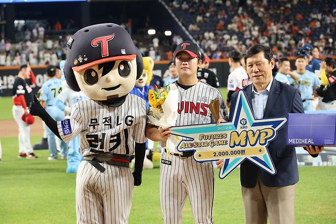 퓨처스 올스타전‘ 시상식에서 MVP를 수상한 북부 LG 손용준이 허구연 KBO 총재와 기념 촬영을 하고 있다. 사진 | 연합뉴스
