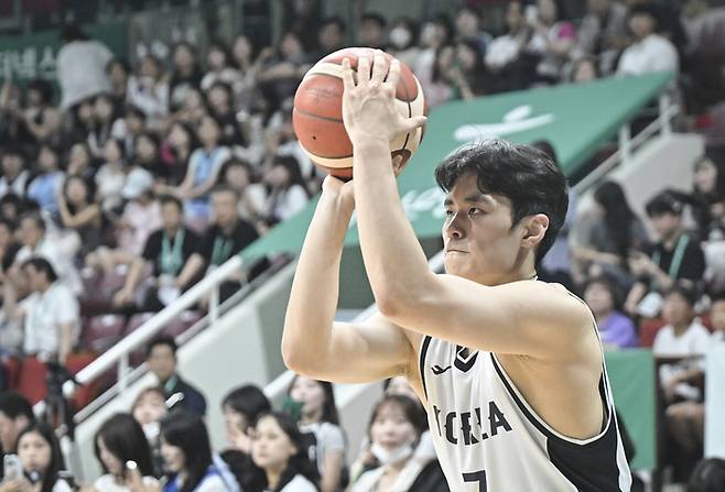 유기상이 11일 안양 정관장 아레나에서 열린 2025 남자농구 국가대표 평가전 일본과 경기에서 3점슛을 던지고 있다. 사진 | 대한민국농구협회