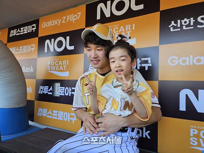 LG 박해민이 12일 대전 한화생명 볼파크에서 열린 2025 KBO 올스타전에 앞서 아들 박이든 군을 안고 취재진 인터뷰에 응하고 있다. 대전 | 강윤식 기자 skywalker@sportsseoul.com
