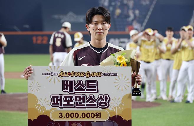 롯데 전민재가 포즈를 취하고 있다. 사진 | 연합뉴스