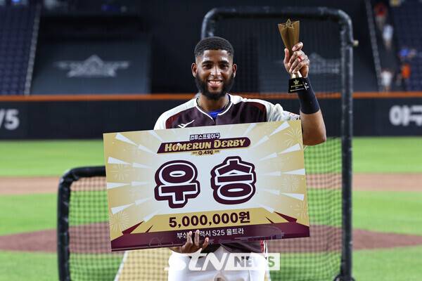 11일 대전 중구 대전한화생명볼파크에서 열린 2025 KBO리그 올스타 프라이데이 홈런더비에서 우승을 차지한 삼성 디아즈가 기념촬영하고 있다. /사진=뉴시스