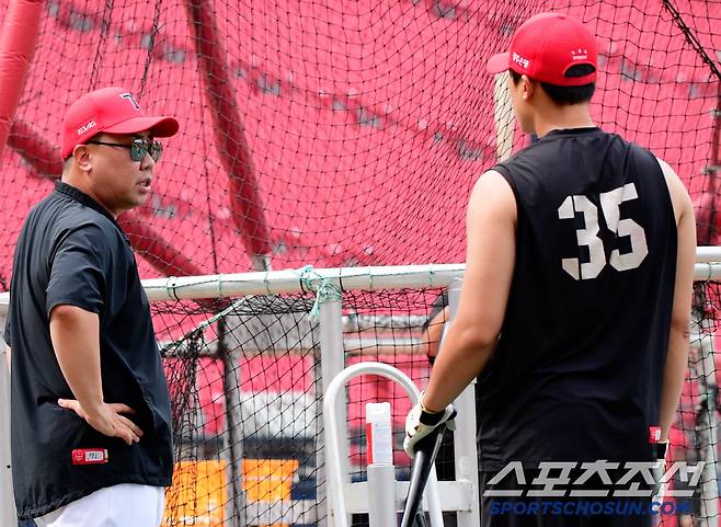 4일 광주 기아 챔피언스필드. 이범호 감독이 김석환의 타격을 지도하고 있다. 광주=정재근 기자 cjg@sportschosun.com/2025.7.5/