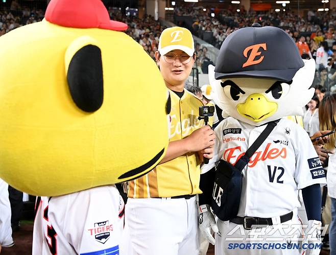 11일 대전 한화생명볼파크에서 열린 2025 KBO 올스타전 홈런 더비, 한화 김서현이 마스코트 수리, KIA 마스�A 호걸이와 즐거운 시간을 보내고 있다. 대전=허상욱 기자wook@sportschosun.com/2025.07.11/