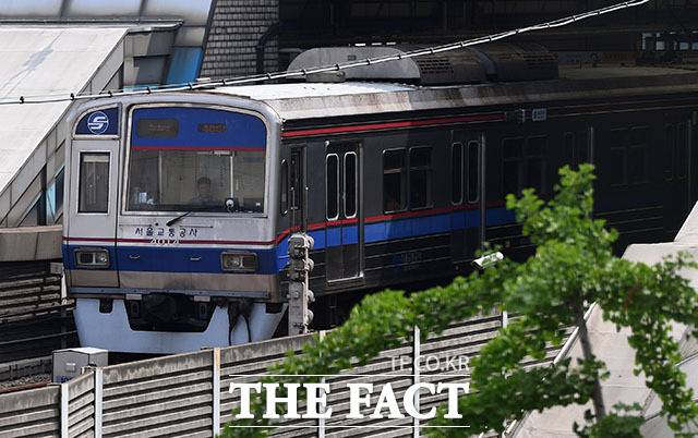 서울교통공사 측은 예산 부족으로 인해 실질적인 대책 마련에 난항을 겪고 있다. /더팩트 DB