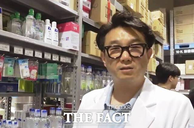 한 달 전 경기도 성남에 처음으로 문을 연 창고형 약국이 평일 낮에도 차량 대기줄이 생길 정도로 인기를 모으고 있다. 정두선 메가팩토리약국 대표 약사는 창고형 약국에 대한 자신감을 보였다. /성남 메가팩토리약국=오승혁 기자