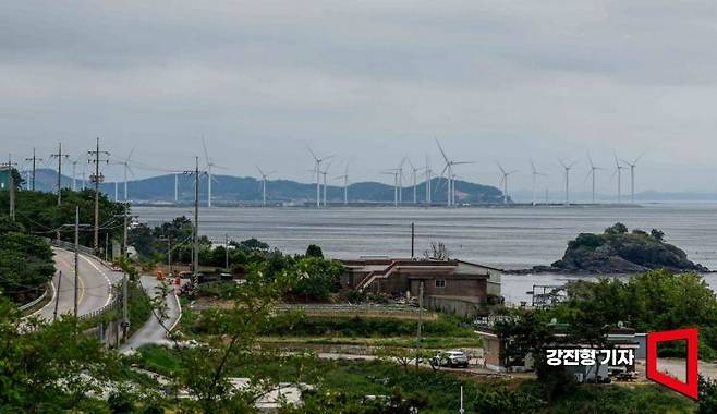 전남 영광군 백수해안도로에서 바라본 영광풍력발전 단지. 강진형 기자