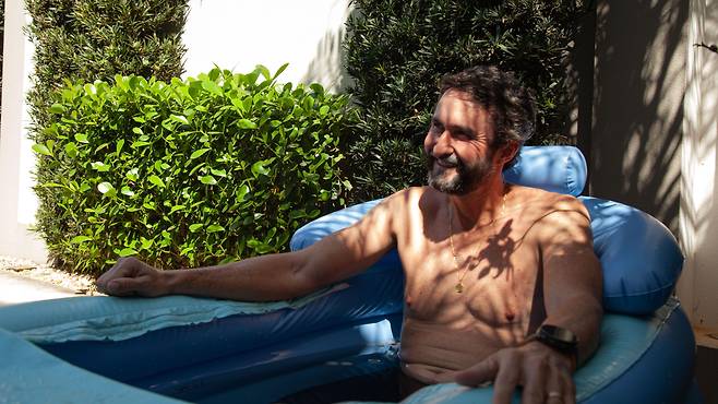 파리아스는 크고 작은 부상을 입기도 했다