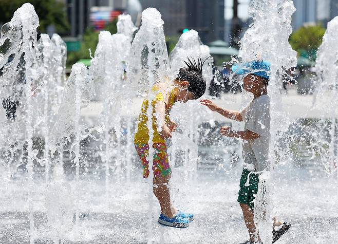 서울 종로구 광화문광장 분수에서 어린이들이 물놀이를 하며 더위를 식히고 있다. /뉴시스
