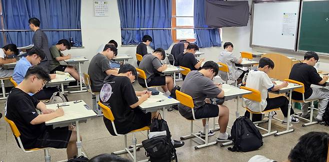 최근 고교생들이 전국연합학력평가를 치르는 모습. 과도한 학업량과 스트레스, 그리고 운동과 수면 부족으로 인해 한국 청소년의 키가 되레 줄어들어간 고착 상태에 머무르고 있다는 분석이 나온다.(사진은 기사 특정 내용과 관계 없음) /김영근 기자