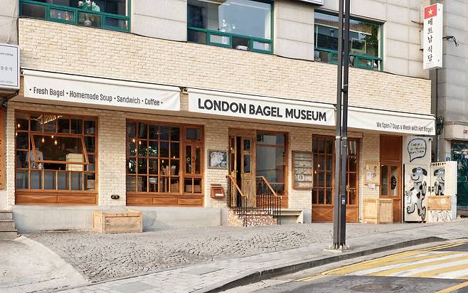 서울 종로구 안국동의 런던베이글뮤지엄은 런던에 온 듯한 분위기로 유명하다./LBM