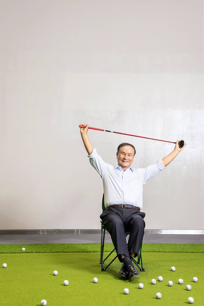 아시아 골프 산업에서 가장 영향력 있는 인물 1위에 3년 연속 선정된 김영찬 골프존그룹 회장은 해외에 스크린 골프라는 한국 문화를 전파했다. 전 세계 64국의 골퍼들은 오늘도 스크린 골프장에서 날씨와 시간에 구애받지 않고 골프를 친다. /장은주 영상미디어 기자