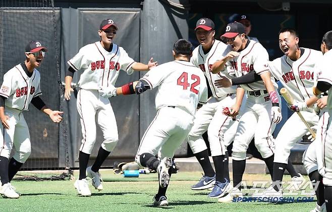 12일 서울 목동구장에서 열린 제80회 청룡기 고교야구선수권 대회 및 주말리그 왕중왕전 부산고와 덕수고의 결승전. 1회말 2사 1루 덕수고 설재민이 투런포를 친 후 환영받고 있다./정재근 스포츠조선 기자