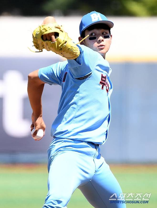 12일 서울 목동구장에서 열린 제80회 청룡기 고교야구선수권 대회 및 주말리그 왕중왕전 부산고와 덕수고의 결승전. 2회말 부산고 하현승이 구원 등판해 투구하고 있다./정재근 스포츠조선 기자