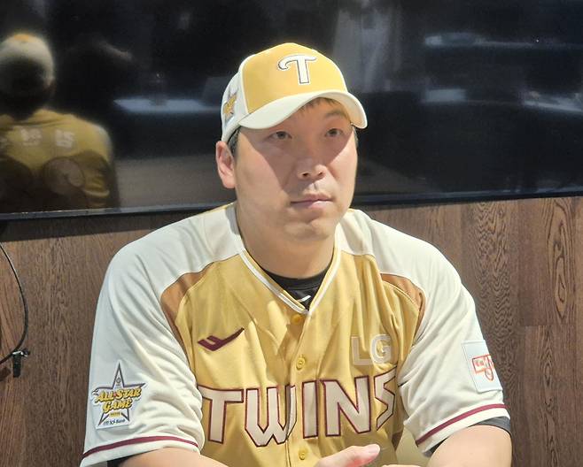 LG 트윈스 김현수가 12일 대전 한화생명볼파크에서 열리는 2025 신한 SOL뱅크 KBO 올스타전을 앞두고 취재진 질문을 받고 있다.  /연합뉴스