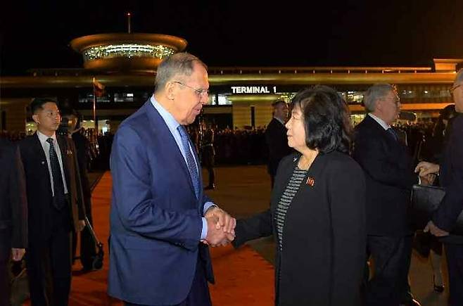 세르게이 라브로프 러시아 외무부 장관(왼쪽)과 최선희 북한 외무상. 사진은 지난 2023년 10월 방북 일정을 마친 세르게이 라브로프 러시아 외무장관이 최선희 외무상과 악수하는 모습. /뉴스1