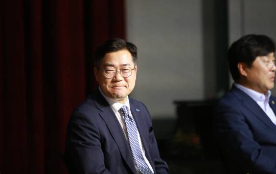 12일 오후 천안 나사렛대 패치홀에서 '게릴라 토크콘서트 인 천안'을 연 박찬대 민주당 대표 선거 후보가 당원들을 바라보며 미소를 짓고 있다. 박찬대 후보 캠프 제공