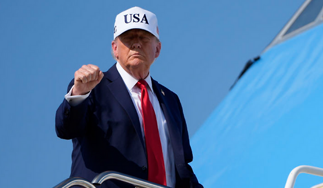 도널드 트럼프 미국 대통령이 지난 3일 메릴랜드주 공항에서 대통령 전용기에 탑승하고 있다. ⓒAP/뉴시스