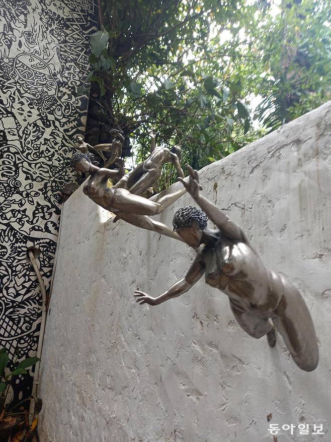 핀토 아트 뮤지엄의 야외 벽면에 설치된 조각상들. 인체의 유려한 곡선과 동작, 서로를 향한 손길이 만들어내는 긴장감과 조화가 돋보인다. 공간과 자연을 적극적으로 활용했다. 안티폴로=허진석 기자 jameshur@donga.com