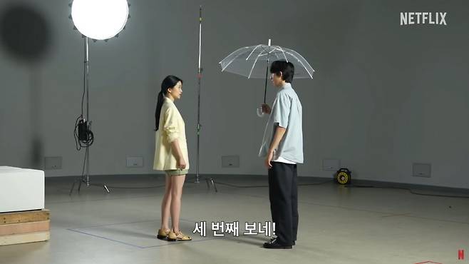 넷플릭스 애니메이션 ‘이 별에 필요한’의 한 장면(위쪽 사진)과 더빙 현장 모습. 목소리 연기에 참여한 배우들이 실사 촬영과 유사한 환경에서 몸으로 연기를 하며 호흡을 맞추고 있다. 사진 출처 넷플릭스