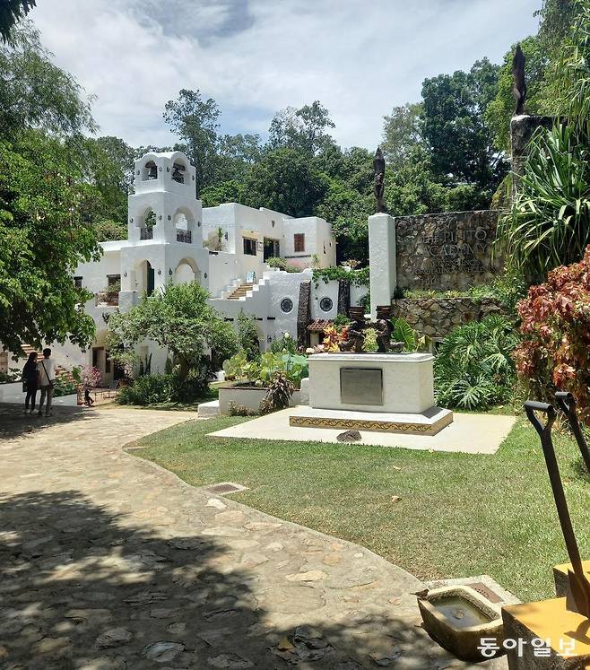 녹음이 우거진 식물원에 자리한 핀토 아트 뮤지엄의 지중해풍의 전시실. 안티폴로=허진석 기자 jameshur@donga.com