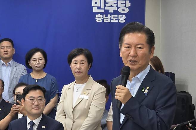 12일 충남 천안시 서북구 더불어민주당 충남도당에서 당대표 선거에 출마한 정청래 의원이 ‘천안아산 핵심당원 간담회’에 참석해 당원들에게 인사말을 하고 있다. 2025.7.12/뉴스1