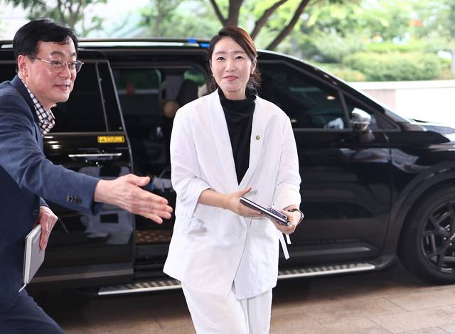 강선우 여성가족부 장관 후보자가 지난 6월26일 인사청문회 준비 사무실이 마련된 서울 이마빌딩으로 들어서고 있다.<연합뉴스 사진>