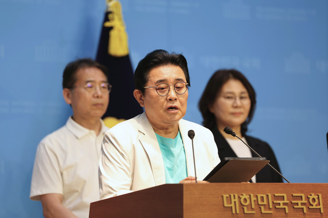 전병헌(가운데) 새미래민주당 대표, 김양정(오른쪽) 수석대변인과 지도부 관계자들이 지난 7월2일 국회 소통관에서 더불어민주당과 정부 주도의 추가경정예산(추경)안 내 13조원대 민생회복 소비쿠폰 예산 활용을 “푼돈 살포”라고 비판하고 있다.<새미래민주당 제공 사진>