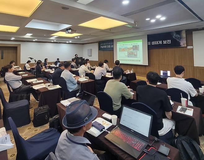 11일 서울대 호암교수회관 삼성컨벤션센터에서 열린 ‘기상이변 꿀벌 다부처 공동연구사업’ 심포지엄에서 발표가 진행되고 있다. 사진=최용준 기자