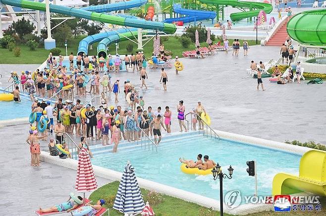 원산갈마 워터파크서 물놀이 하는 북한 주민들 연합뉴스