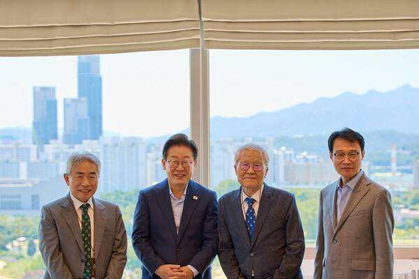 이재명 대통령이 지난 11일 서울 용산 대통령실 청사에서 열린 언론인 오찬회동에 앞서 기념촬영을 하고 있다. 왼쪽부터 정규재 전 한국경제신문 주필, 이 대통령, 조갑제 조갑제닷컴 대표, 이규연 대통령실 홍보소통수석. 대통령실 제공