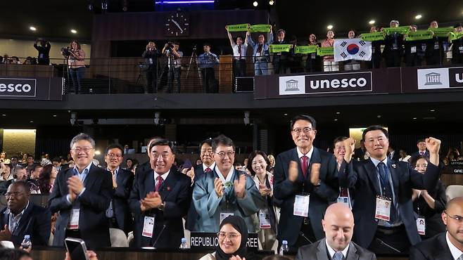 12일 오전(현지시간) 프랑스 파리 유네스코 세계유산위원회 회의에서 `반구천 암각화\'의 세계 유산 등재가 결정된 직후 최응천 국가유산청장(가운데 한복입은 사람)과 김두겸 울산시장(최 청장 왼쪽) 등 한국 대표단 관계자들이 박수를 치며 기뻐하고 있다. 국가유산청 제공