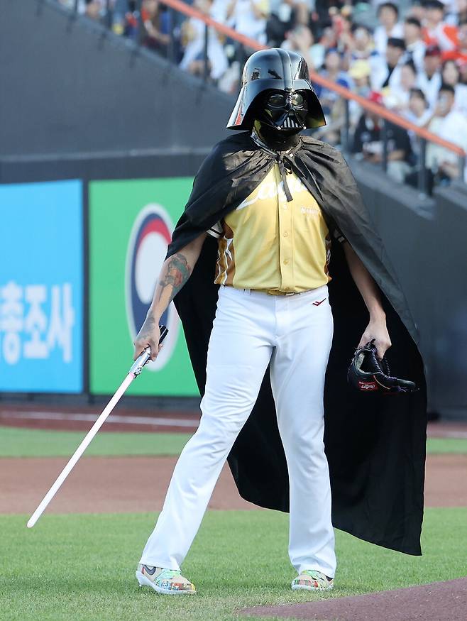코디 폰세(한화 이글스)가 12일 대전 한화생명 볼파크에서 열린 2025 신한 SOL뱅크 KBO 올스타전에서 다스 베이더 분장을 한 상태로 마운드에 오르고 있다. 연합뉴스
