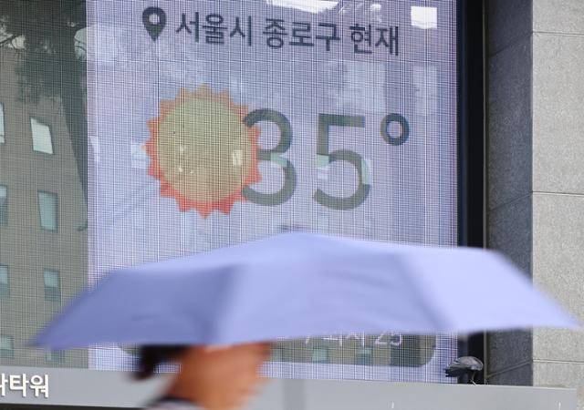 폭염이 이어지고 있는 9일 서울 종로구의 한 건물 외벽에 현재 기온이 표시되고 있다. 뉴스1